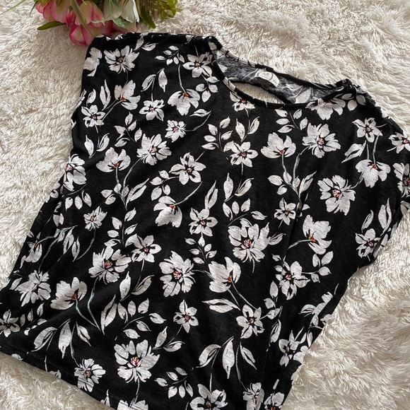 Maurices Tops - ✨3/$10✨Maurices Floral T shirt